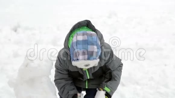 在冬天做雪人的孩子视频的预览图