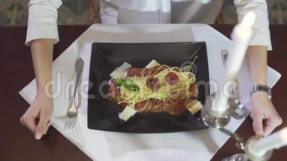 在高档餐厅里吃意大利美食意面通心粉和黑色盘子里的肉丸子视频的预览图