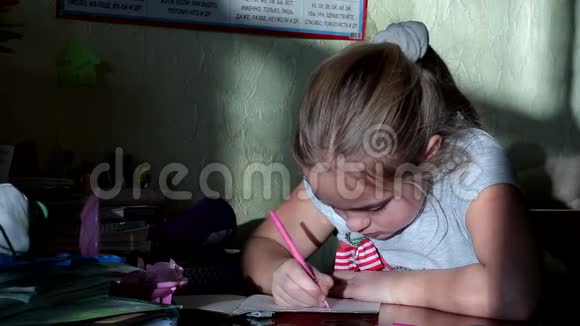 小女生上课孩子做作业她写了些东西视频的预览图