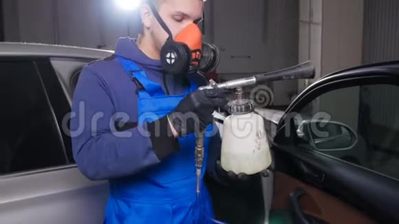 车内清洁理念一个男人用化学物质清洗汽车视频的预览图