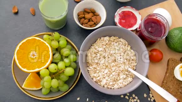 健康早餐麦片和其他食物视频的预览图