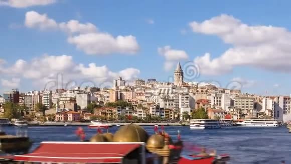 用Galata塔和Bosphorus缩小伊斯坦布尔著名旅游景点周围人的时间间隔视频的预览图