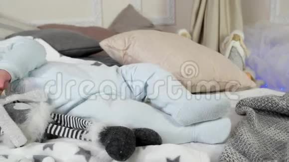 睡觉的孩子婴儿睡在枕头和毯子之间的床上小男孩在冬天睡在父母房子里视频的预览图