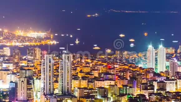 在夜间放大Bosphorus和伊斯坦布尔的屋顶景观和金角视频的预览图