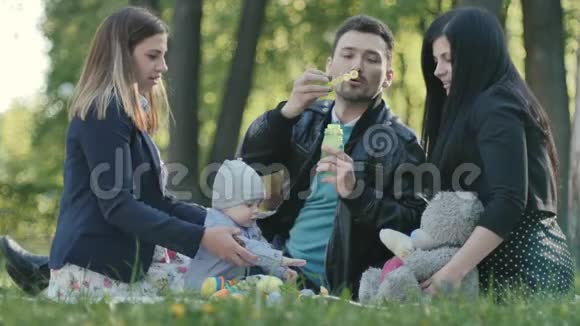 瑞典一家小儿子在公园的封面上吹泡泡视频的预览图
