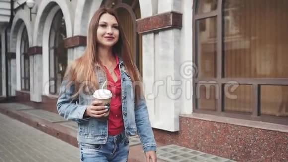 年轻快乐时尚的女人走在市中心喝咖啡视频的预览图