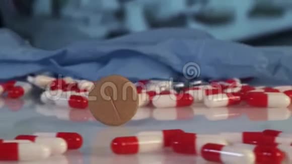白色背景下的药物和药丸的片剂视频的预览图