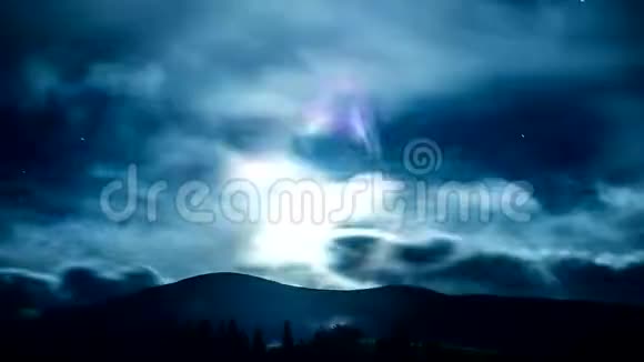 夜山飘云剪影夜幕降临在山里视频的预览图