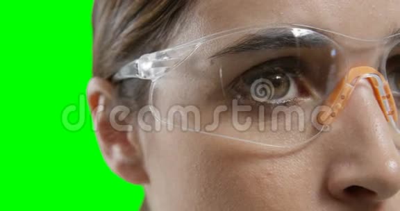 戴着绿色荧光屏的未来护目镜的女人视频的预览图