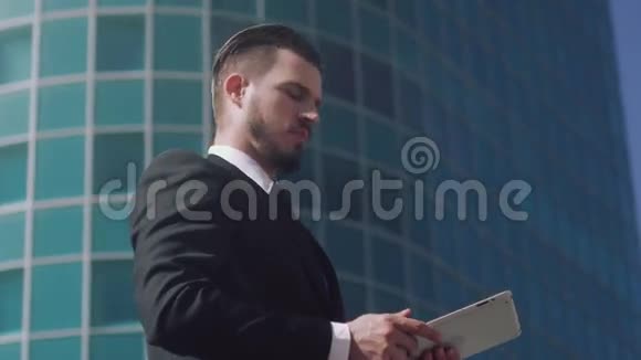 时尚的商人在他的平板电脑上工作视频的预览图