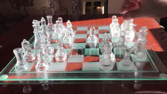 下棋的过程两人移动棋子视频的预览图
