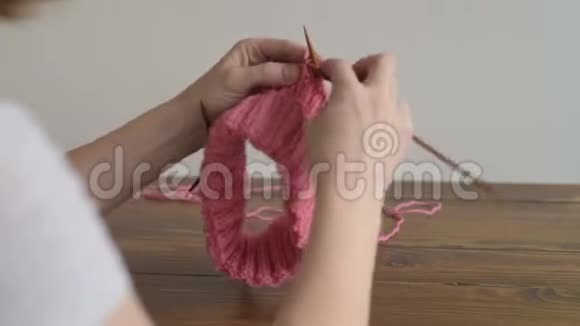 把一个正在织帽子的女人视频的预览图