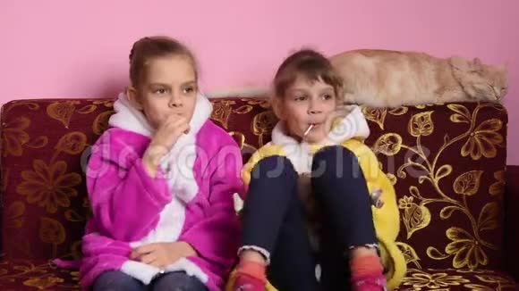 吸棒棒糖的孩子们的快乐视频的预览图