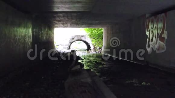 黑暗的隧道有河流和老桥视频的预览图