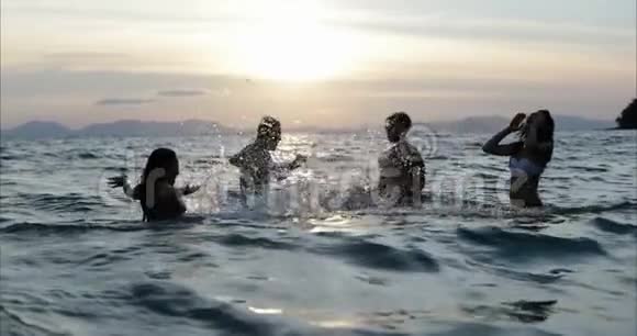 在夕阳下的海上游泳的朋友群在水中嬉戏视频的预览图