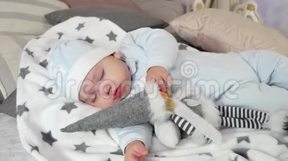 睡觉的孩子可爱的婴儿睡觉拥抱玩具小男孩睡在他的父母房子在冬天舒适的气氛视频的预览图