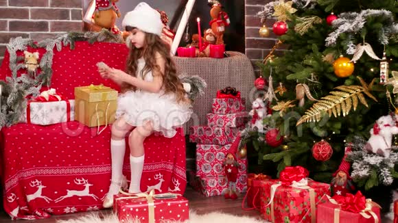 圣诞老人帮忙包装礼物整理礼物视频的预览图