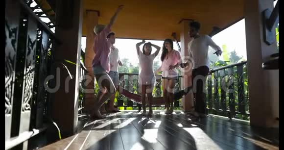 一群人在夏天的露台上跳舞让年轻的男人和女人在早晨一起拥有欢乐的户外活动视频的预览图