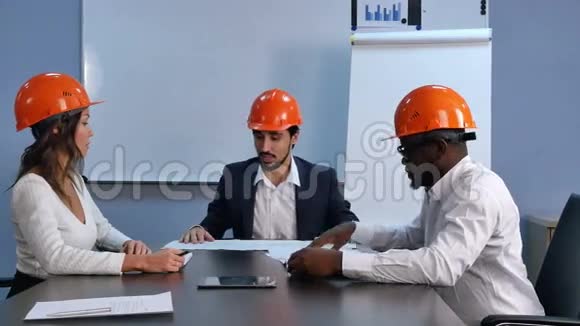 三位建筑师在办公室讨论新项目视频的预览图