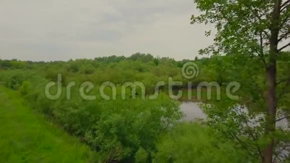 波兰乡村和河谷景观的空中拍摄视频的预览图