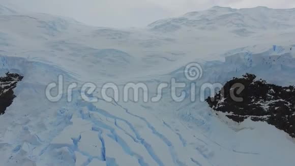 厚厚的一层雪中裂缝的景象安德列夫视频的预览图