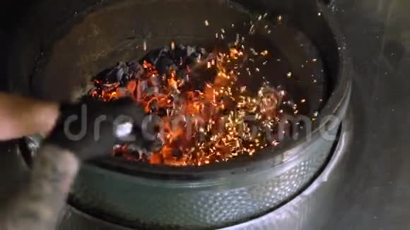 烧烤炉燃煤点火视频的预览图