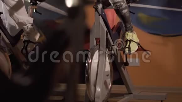 健身自行车的特写使用运动的人转动踏板视频的预览图