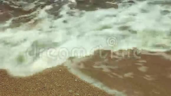 海滩特写的海浪视频的预览图