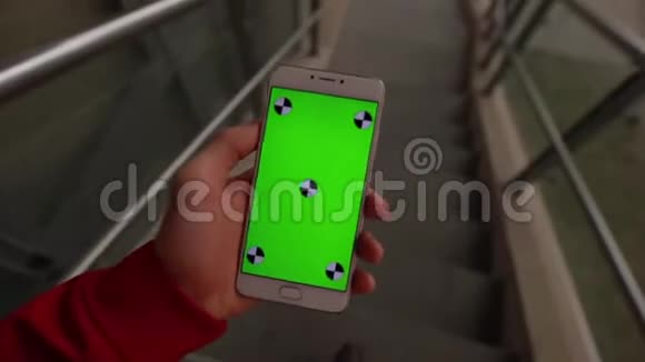 第一人称视图智能手机空白绿色屏幕握着男性的手视频的预览图