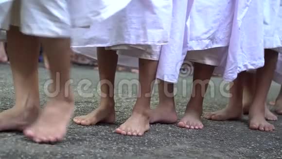 缅甸修女步行与索尼a6300fps29974k同步特写镜头视频的预览图