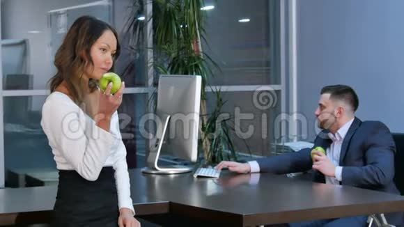 商务人士吃午饭吃青苹果视频的预览图