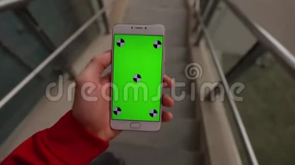 第一人称视图智能手机空白绿色屏幕握着男性的手视频的预览图