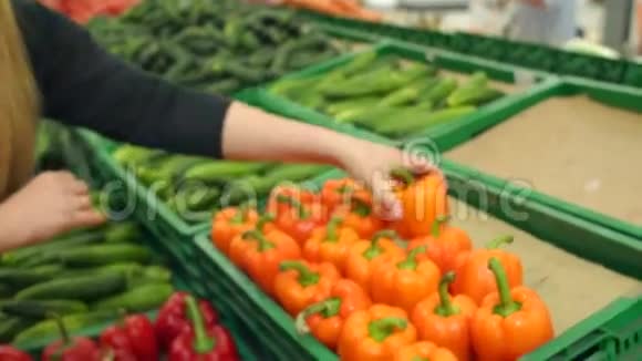 女的手在超市挑选甜椒视频的预览图