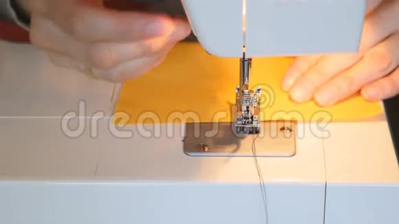 女人在缝纫视频的预览图