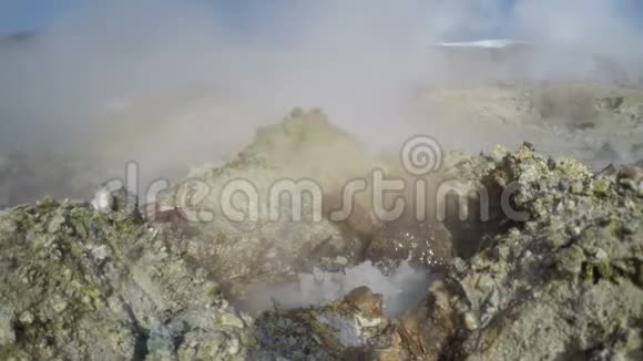 富马拉尔火山沸腾的泥锅环绕着硫磺温泉视频的预览图