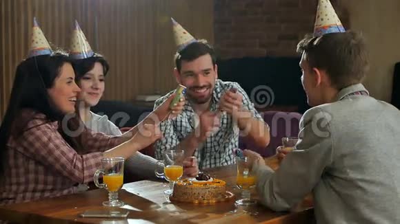 在咖啡馆里带着五彩纸屑庆祝生日的快乐学生视频的预览图