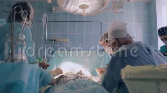 医院医务人员穿着手术服使用消毒设备进行手术视频的预览图