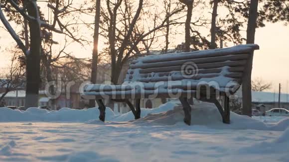城市冬季公园的旧木凳视频的预览图