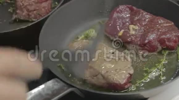 烤牛肉牛排视频的预览图