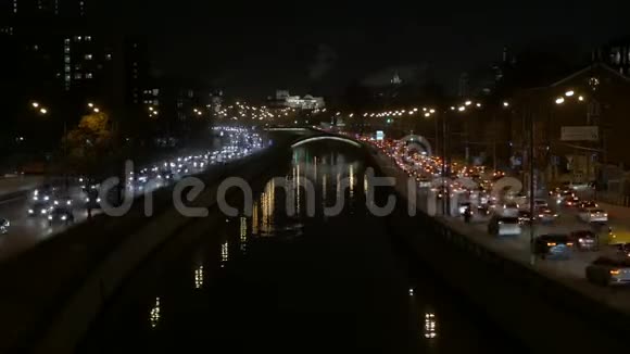时光流逝河滨上车辆的移动晚上的时候视频的预览图