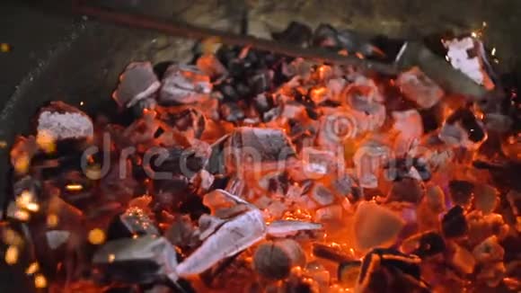 烧烤炉燃煤点火视频的预览图