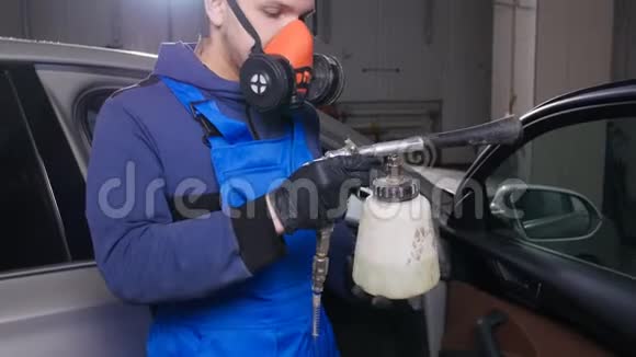 车内清洁理念一个男人用化学物质清洗汽车视频的预览图