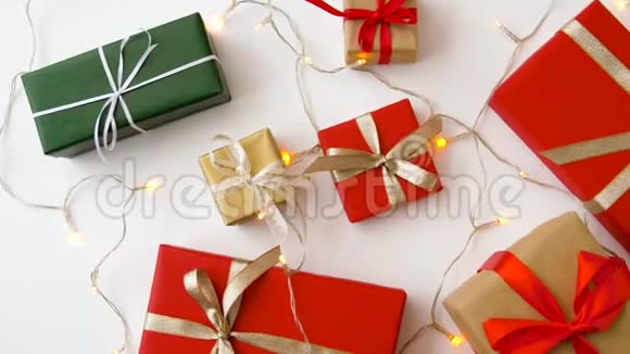 白色背景圣诞礼物和花环视频的预览图