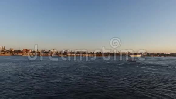 在卢克索的尼罗河上游览船视频的预览图