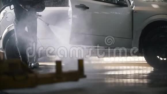 工人用水管清洗汽车视频的预览图