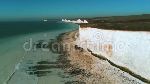 沿着英国海岸飞行它美丽的白色悬崖视频的预览图