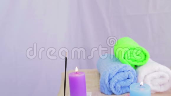 有蜡烛毛巾和石头的水疗沙龙用于治疗视频的预览图