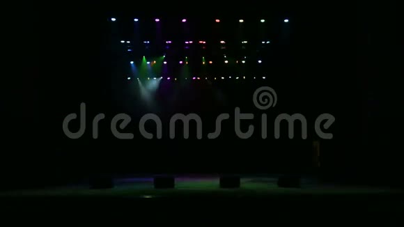 自由舞台设有灯光照明装置视频的预览图
