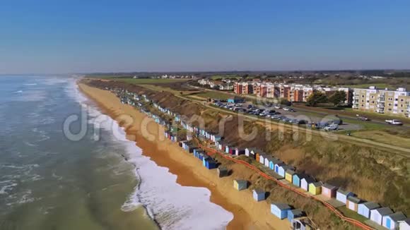 带着五颜六色的小屋飞越英国南部海岸视频的预览图