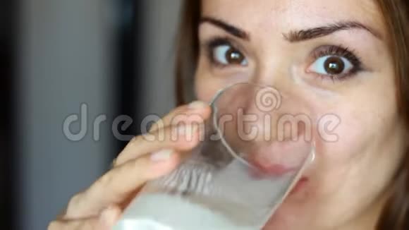 年轻女子喝牛奶饮料牛奶凯菲酸奶视频的预览图